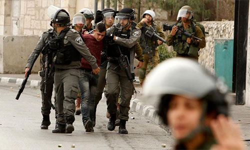 soldados israelíes arrestan a palestinos opuestos a la ocupación